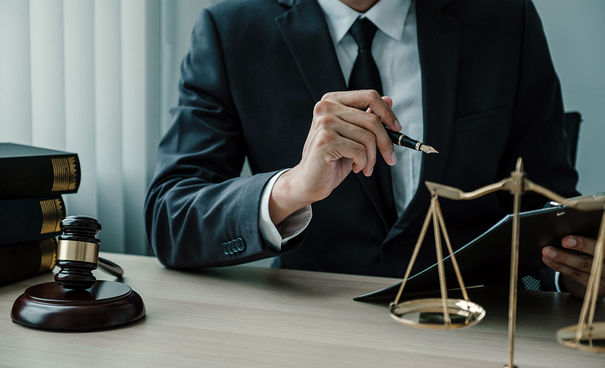 lawyer-hand-holding-pen-and-providing-legal-consul-2026-01-08-00-30-59-utc